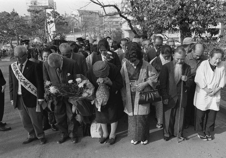 黙とうする人たち＝東京・千代田区の北の丸公園（1967年10月31日撮影）