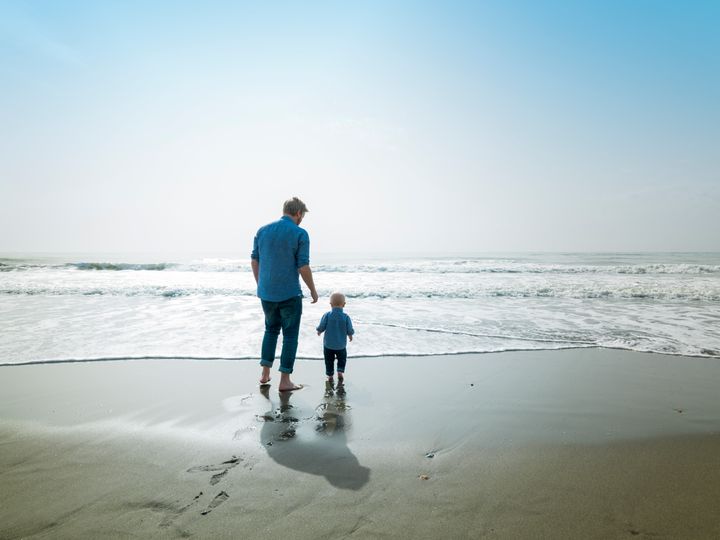 Padre y su hijo en una playa de Málaga.
