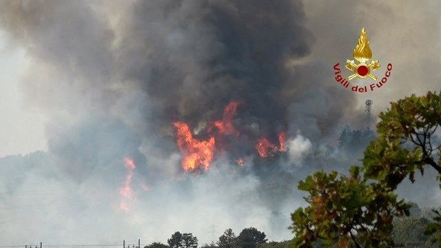 Οι πυροσβέστες δίνουν μάχη με τις πυρκαγιές στο Ντουίνο, κοντά στην Τεργέστη της Ιταλίας, στις 20 Ιουλίου 2022.
