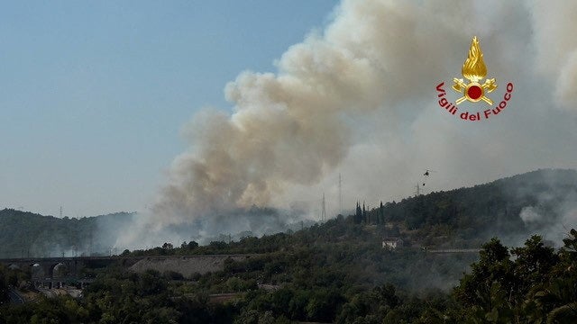 Οι πυκνοί καπνοί της φωτιάς στο Ντοίνο.