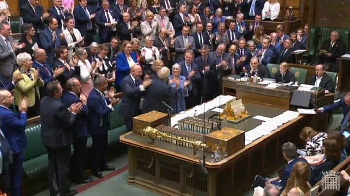 Ο Μπόρις Τζόνσον αποχωρεί εν μέσω χειροκροτημάτων από τους βουλευτές Kατά την τελευταία του εμφάνιση στην «Ωρα του πρωθυπουργού».
