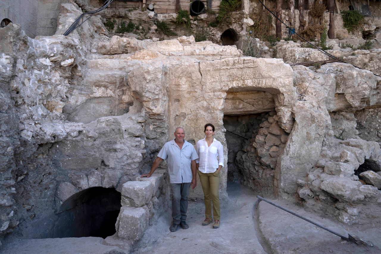 Οι αρχαιολόγοι του Εβραϊκού Πανεπιστημίου της Ιερουσαλήμ, Δρ. Όρεν Γκάτφελντ (αριστερά), και η Μίχαλ Χάμπερ, μπροστά στο χώρο ενός εβραϊκού τελετουργικού λουτρού ή μικβέχ, κοντά στο Δυτικό Τείχος στην Παλιά Πόλη της Ιερουσαλήμ.