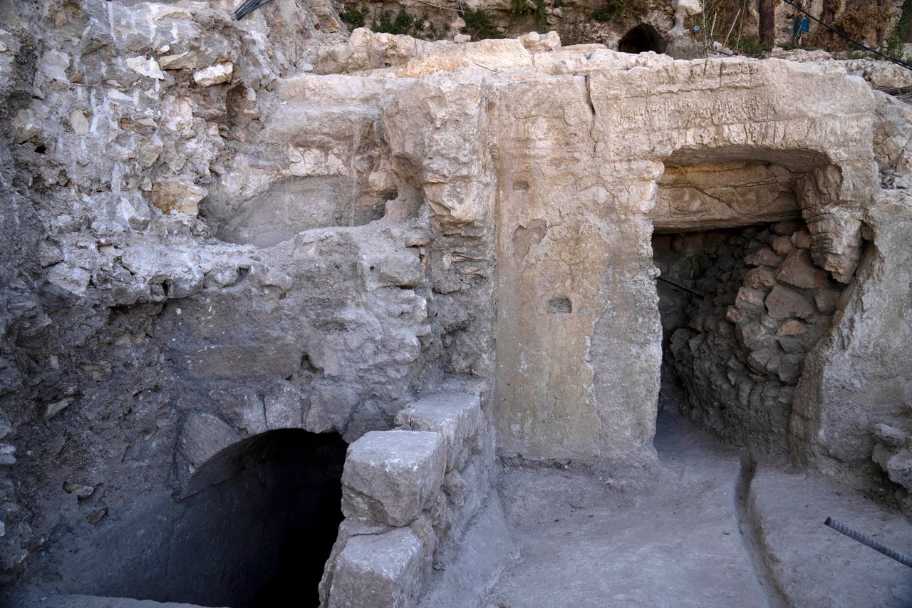 Η τοποθεσία ενός εβραϊκού τελετουργικού λουτρού ή μικβέχ (αριστερά) που ανακαλύφθηκε κοντά στο Δυτικό Τείχος στην Παλιά Πόλη της Ιερουσαλήμ.