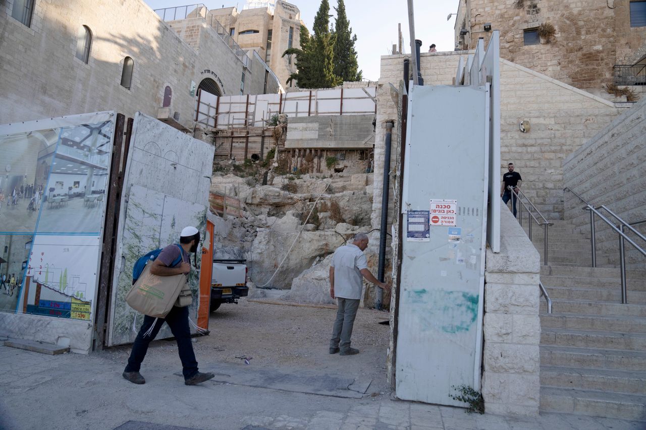Ο αρχαιολόγος του Εβραϊκού Πανεπιστημίου της Ιερουσαλήμ, Δρ. Όρεν Γκάτφελντ (στο κέντρο), ανοίγει μια πύλη στην τοποθεσία ενός εβραϊκού τελετουργικού λουτρού ή μικβέ, που ανακαλύφθηκε κοντά στο Δυτικό Τείχος στην Παλιά Πόλη της Ιερουσαλήμ.