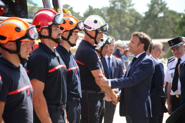 Emmanuel Macron a rencontré des pompiers au poste de commandement de terrain à la Teste-de-Buch, près d'Arcachon, alors que les incendies de forêt continuent de se propager en Gironde.
