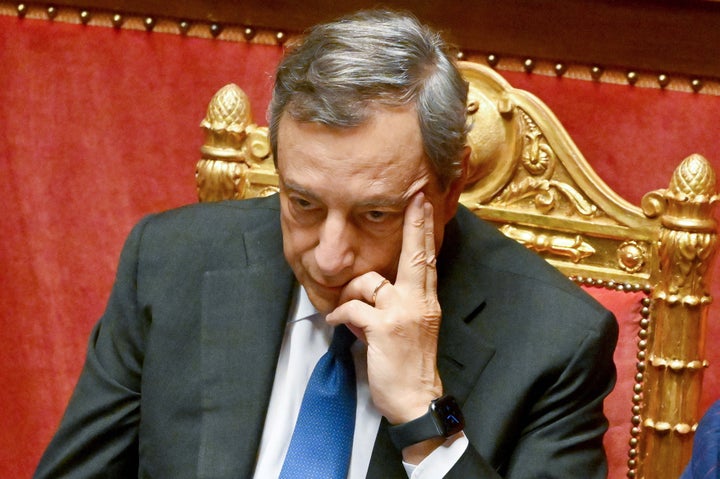 Draghi, con gesto de pocos amigos durante la turbulenta sesión