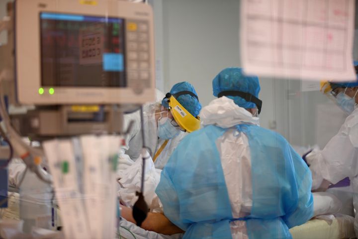 Sanitarios atienden a un paciente con (o por) covid en una UCI de Madrid