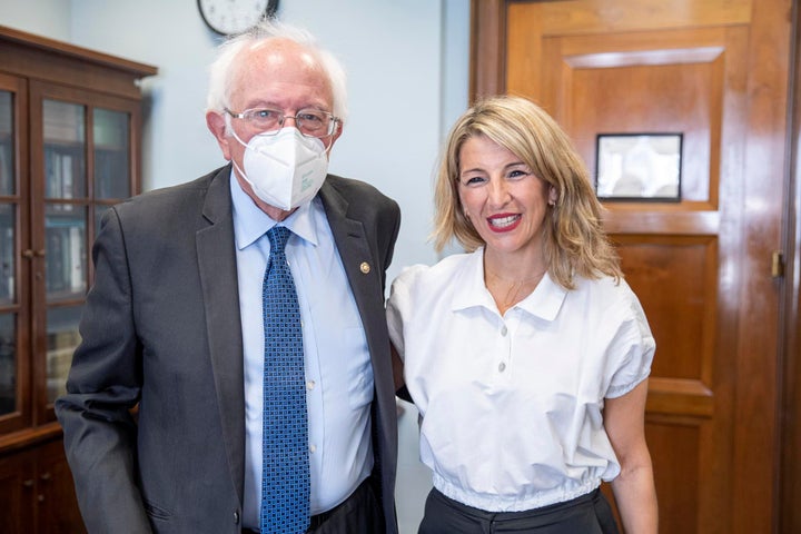 La vicepresidenta segunda y ministra de Trabajo, Yolanda Díaz (d), se reúne con el senador Bernie Sanders (i) durante su viaje a Estados Unidos, este miércoles en Washington. EFE/ Gabinete De Comunicación Ministerio De Trabajo Y Economía Social