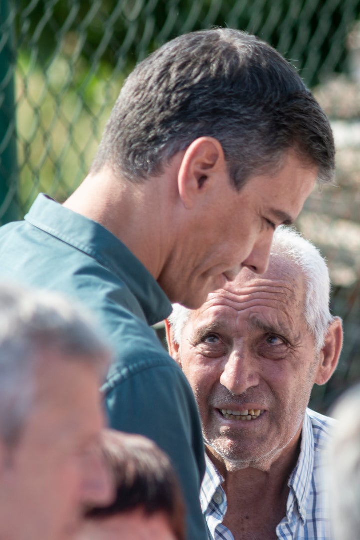 El presidente del Gobierno, Pedro Sánchez, conversa con uno de los vecinos afectados por los fuegos en Galicia.