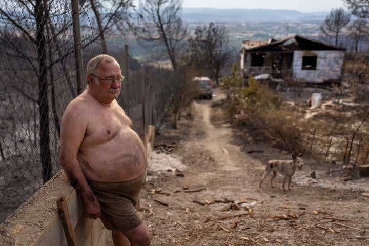 Jordi Villalta, de 62, lo ha perdido todo por el incendio de El Pont de Vilomara. Lo que lleva puesto es lo que le queda.