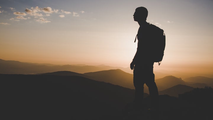 Viajero solo en una montaña.