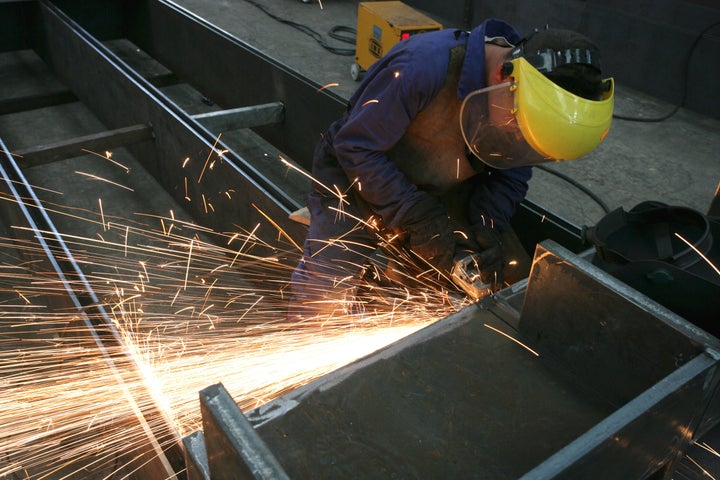 Un trabajador de la industria metalera gallega