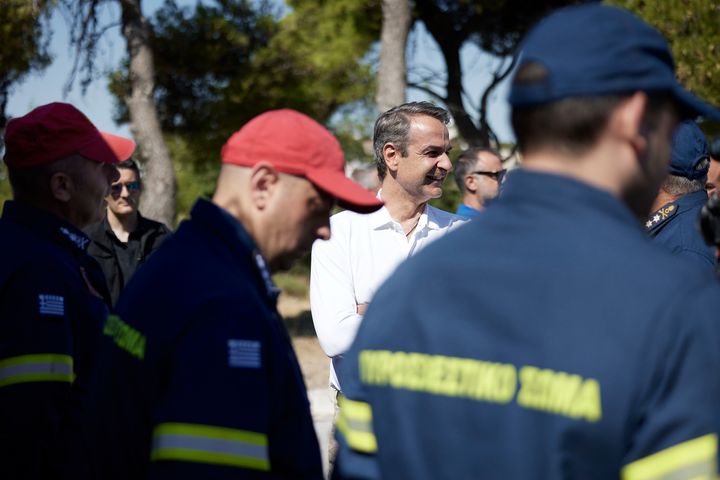 Ο πρωθυπουργός συνομιλεί με πυροσβέστες