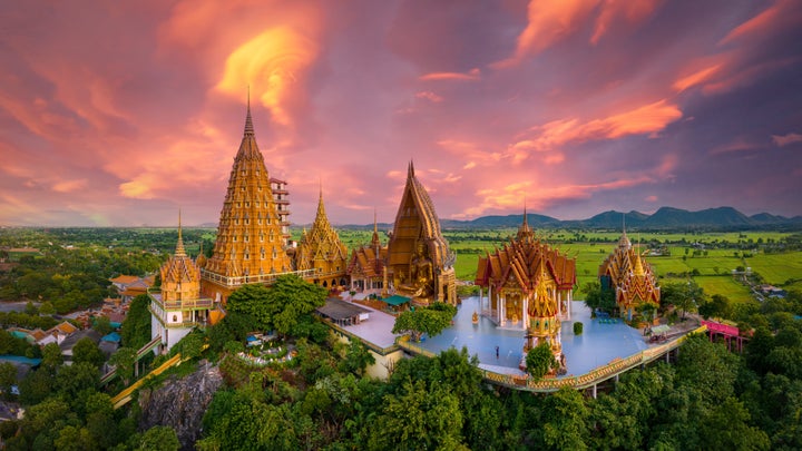 Vista aérea del templo Tham Sua, cerca de la ciudad de Kanchanaburi, Tailandia.