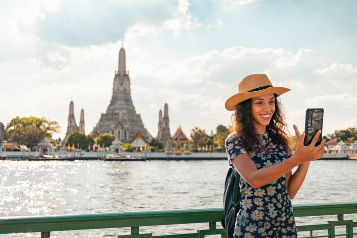 Imagen de una turista en el templo Wat Arun, en Bangkok.