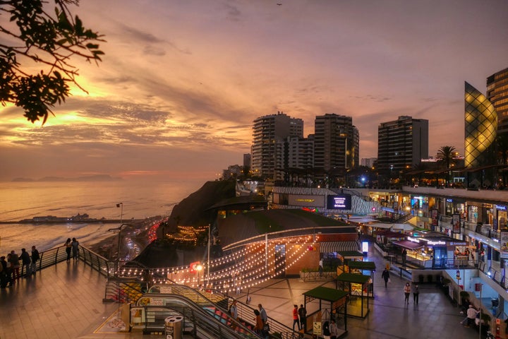 Atardecer en el distrito de Miraflores, Lima