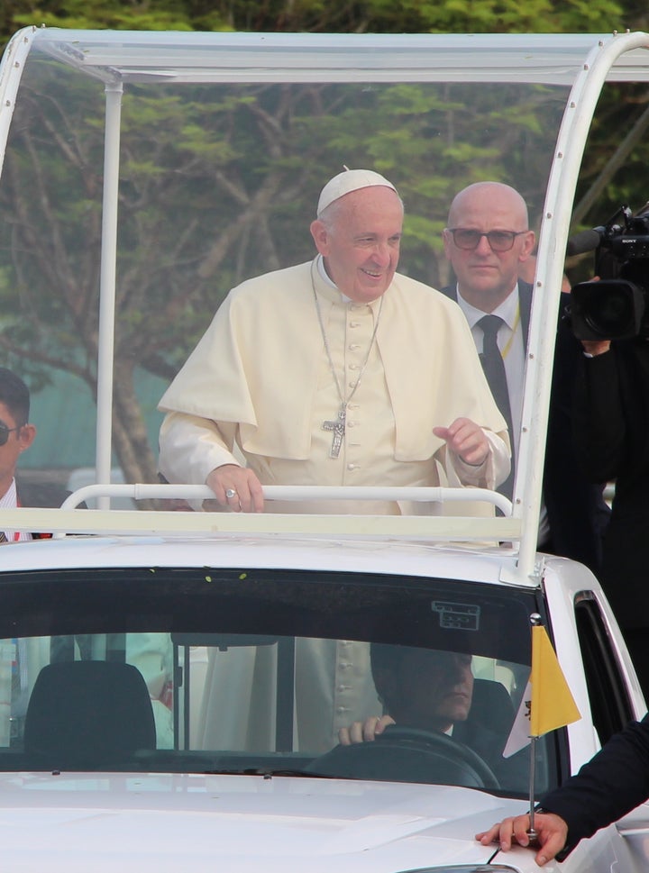 Domenico Giani, detras del papa Francisco en el 'Papa Móvil'