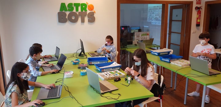 Alumnos durante una clase de Astrobots.