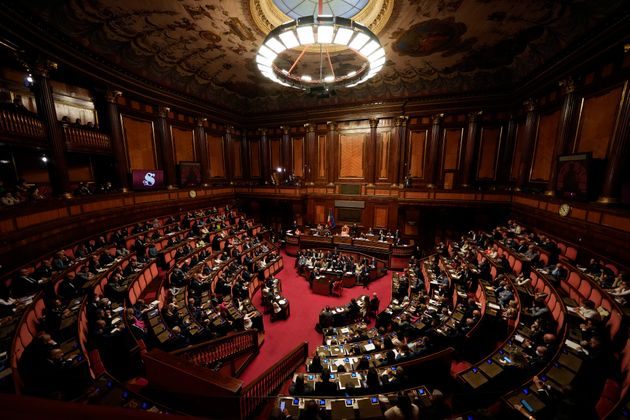 Les sénateurs italiens suivent le discours du Premier ministre italien Mario Draghi au Sénat à Rome, mercredi 20 juillet 2022.