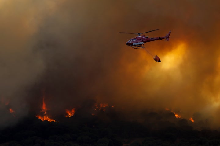 Un helicóptero sobrevuela el incendio de Cebreros (Ávila)