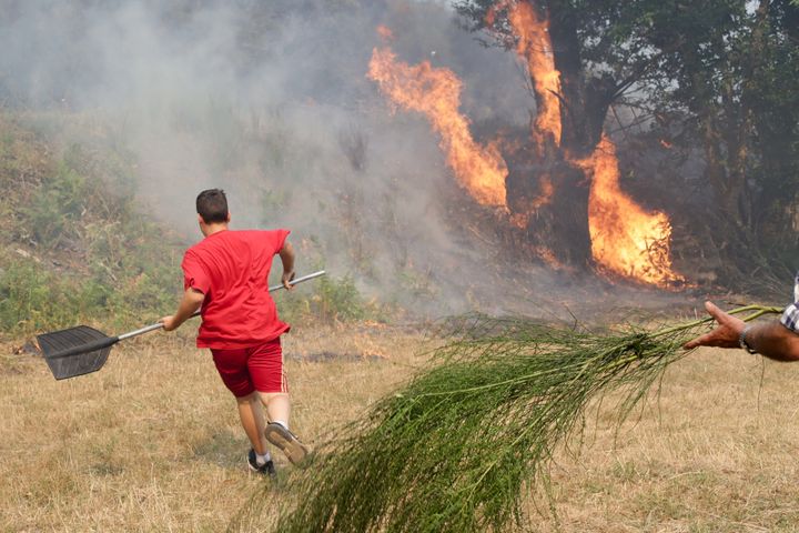 Un vecino ayuda a extinguir unas llamas en Folgoso do Courel