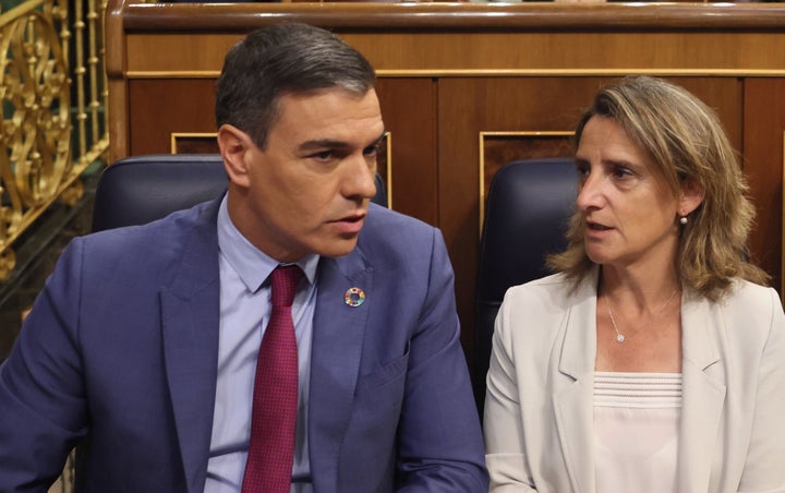 El presidente del Gobierno, Pedro Sánchez, y la ministra de Transición Ecológica, Teresa Ribera, en el Congreso.