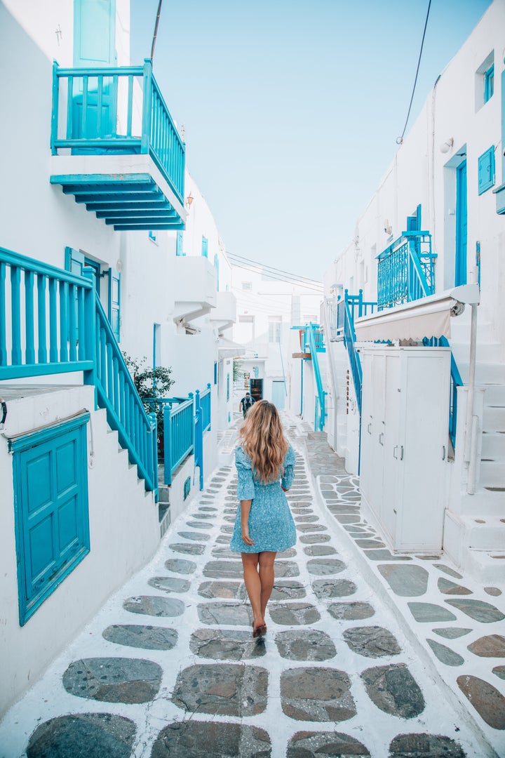 Una calle del pueblo de Mykonos, Grecia