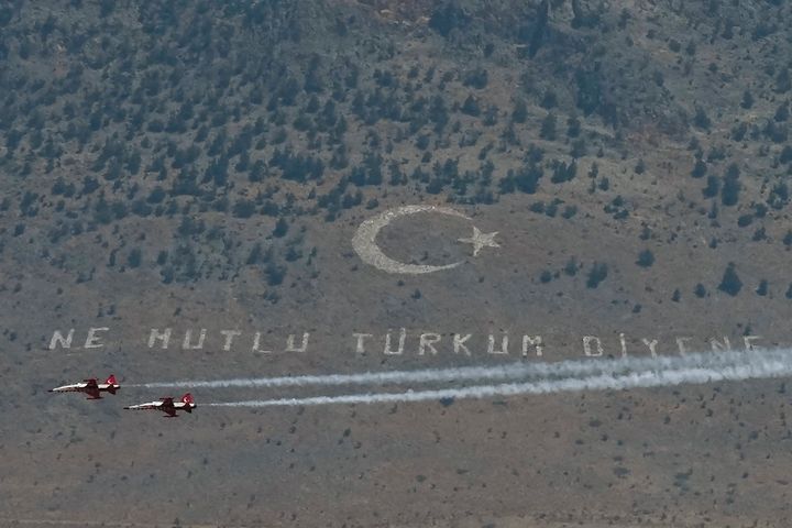 20 Ιουλίου 2022 Τουρκικά αεροσκάφη πραγματοποιούν εορταστικές πτήσεις μπροστά στον Πενταδάκτυλο όπου κάτω από την τουρκική σημαία γράφει «Πόσο ευτυχισμένος είναι κάποιος όταν δηλώνει "Είμαι Τούρκος"».