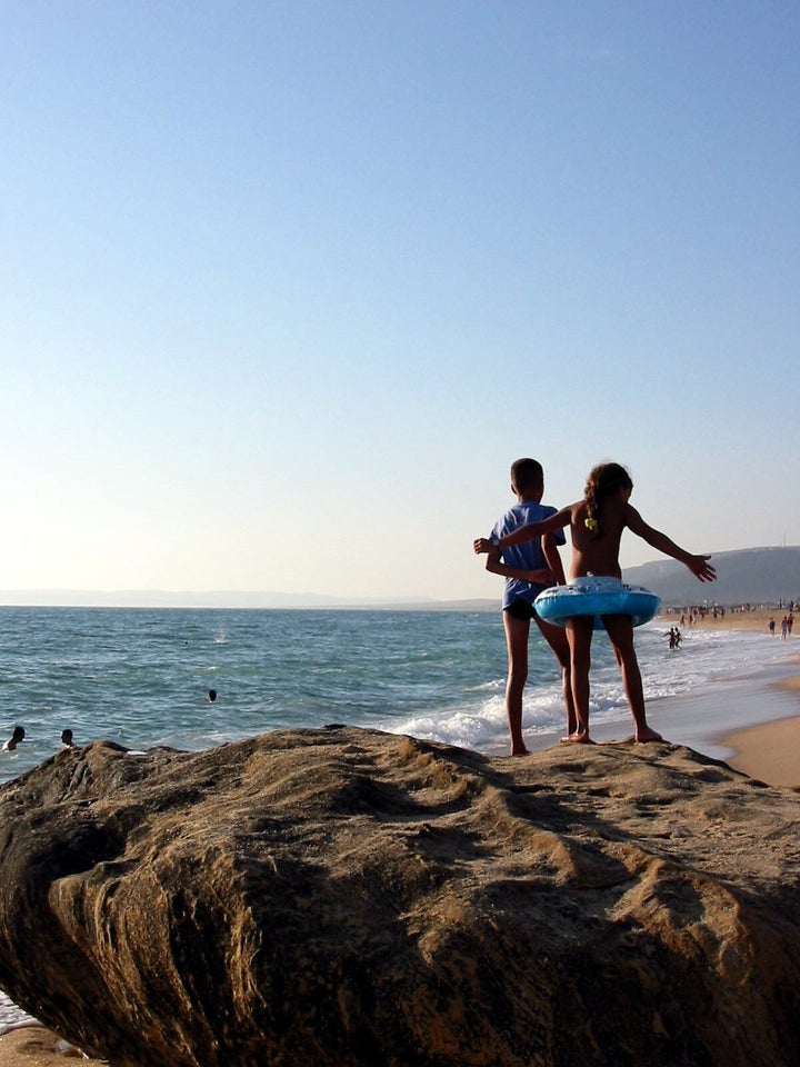Niños en una de las playas de Cádiz, Andalucía.