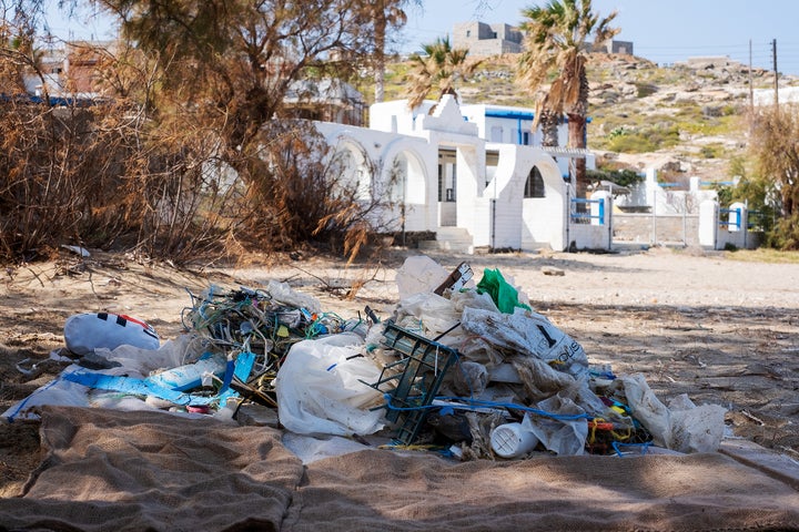 Η Πάρος δεν επιλέχθηκε τυχαία. Αποτελεί έναν διεθνή τουριστικό προορισμό που αντιμετωπίζει προβλήματα ρύπανσης από το πλαστικό, ιδιαίτερα κατά την καλοκαιρινή περίοδο, όταν και τα πλαστικά απορρίμματα αυξάνονται κατά 5000%!