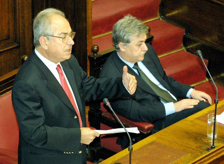 Ο Δημήτρης Αποστολάκης (αριστερά) στην Βουλή.