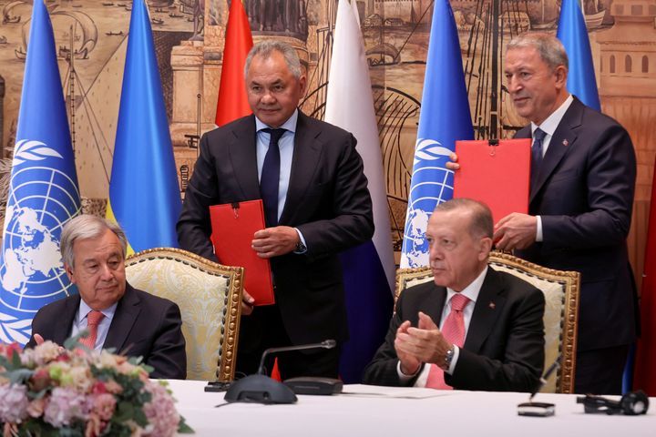 Ο ΓΓ του ΟΗΕ Αντόνιο Γκουτέρες, ο υπουργός Αμυνας της Ρωσίας Σεργκέι Σόιγκου και ο Τούρκος Πρόεδρος Ταγίπ Ερντογάν με τον Τούρκο υπουργό Αμυνας Χουλούσι Αγκάρ παρακολουθούν την τελετή υπογραφής της συμφωνίας Ρωσίας - Ουκρανίας με τον ΟΗΕ για το σιτάρι, στις 22 Ιουλίου 2022 στην Κωνσταντινούπολη. REUTERS/Umit Bektas