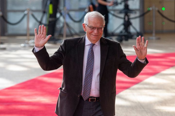 Borrell, alto representante de la UE saluda a las cámaras