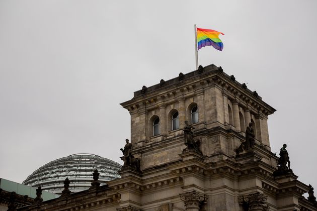 Premier pas historique avant le 27 janvier 2023: le drapeau arc-en-ciel a été hissé au sommet du Reichstag pour le Christopher Street Day, jour de la célébration de la communauté LGBT+ en Allemagne.