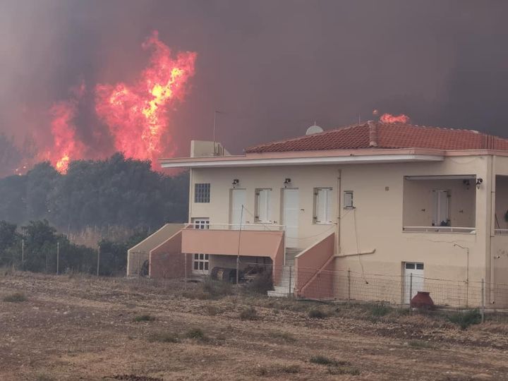 Η φωτιά φάινεται ήδη να πλησιάζει απειλητικά τον οικισμό, στη φωτογραφία που ανήρτησε στο Facebook ο Δήμαρχος Δυτικής Λέσβου, κ. Ταξιάρχης Βέρρος