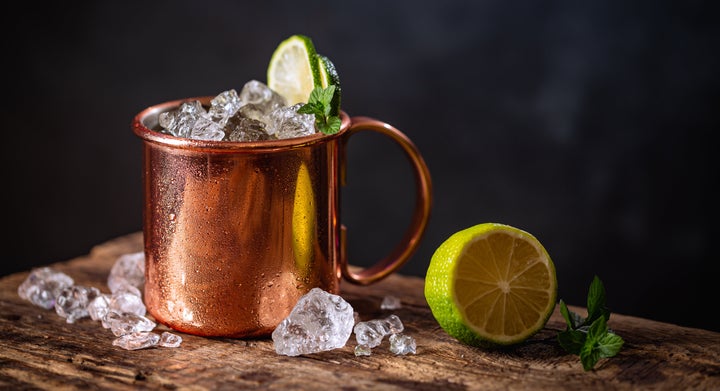 Un Moscow Mule servido en una jarra de cobre, como marca la tradición.