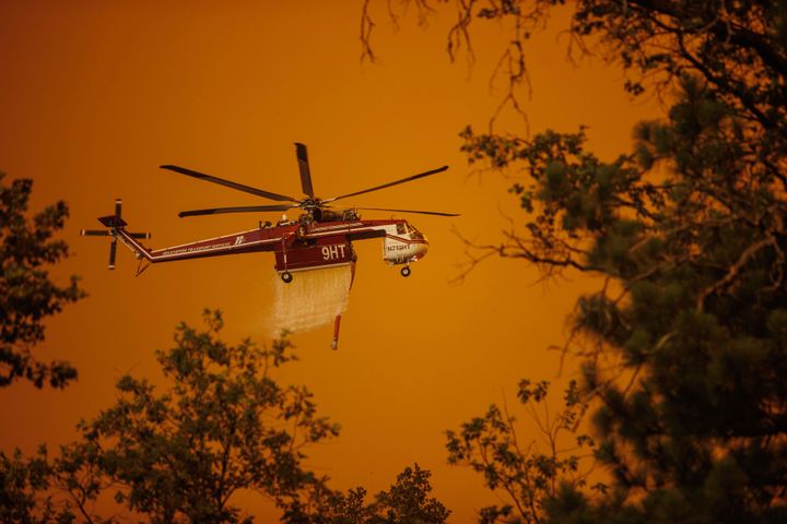 Ρίψη νερού από ελικόπτερο στην «Oak Fire» στην κομητεία Μαριπόζα, κοντά στο εθνικό πάρκο Γιοσέμιτι, στην Καλιφόρνια.