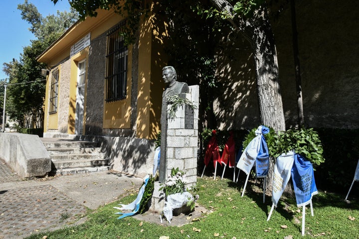 Στεφάνι στην προτομή του Σπύρου Μουστακλή, για την 48η επέτειο αποκατάστασης της Δημοκρατίας.