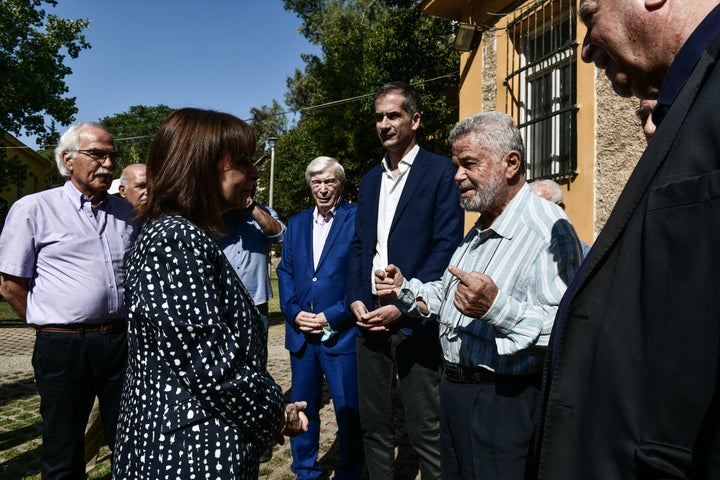 Την κυρία Σακελλαροπούλου υποδέχθηκαν ο Δήμαρχος Αθηναίων Κώστας Μπακογιάννης και ο Πρόεδρος του Συνδέσμου Φυλακισθέντων και Εξορισθέντων Αντιστασιακών 1967-1974 Ευάγγελος Γκιουγκής.