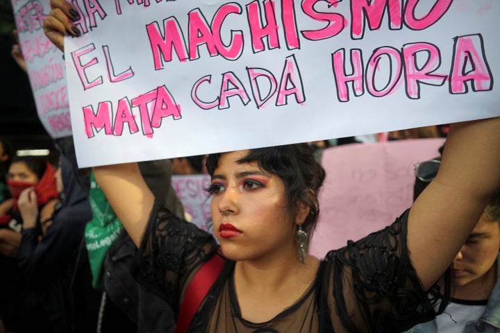 Una mujer sostiene una pancarta en una protesta contra la violación de dos adolescentes, en Ciudad de Méxino, el 16 de agosto de 2019. REUTERS / Mariana Greif.