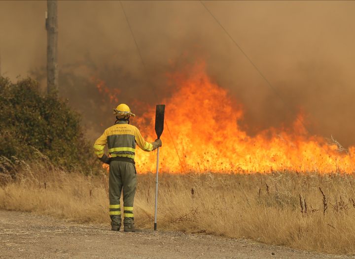 Un bombero, en un incendio de Zamora.