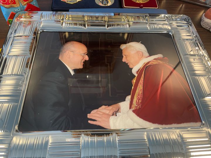 Una fotografía que acompaña a Giani, aquí en un cariñoso saludo con Benedicto XVI