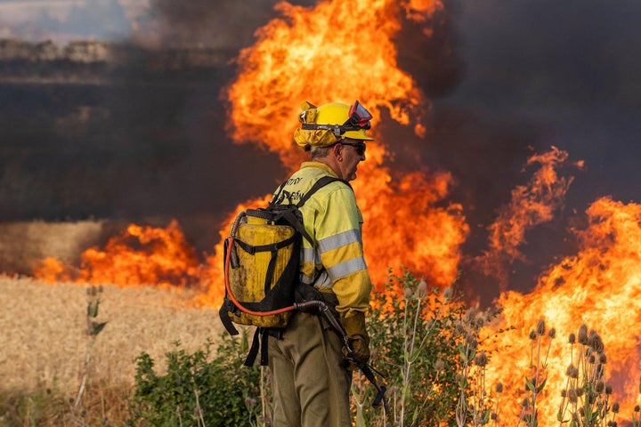 Un bombero observa el incendio declarado este domingo en el término municipal de Quintanilla del Coco, en Burgos.