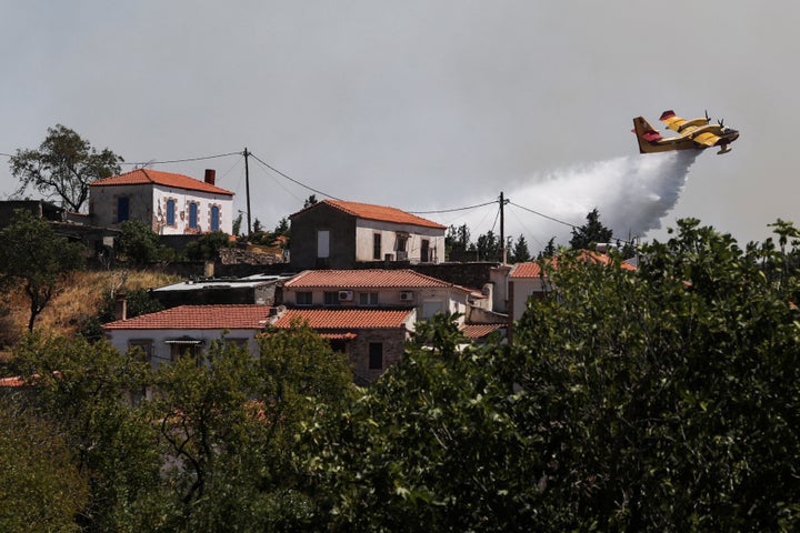 Προσπάθεια κατάσβεσης στη Βρίσα της Λέσβου.