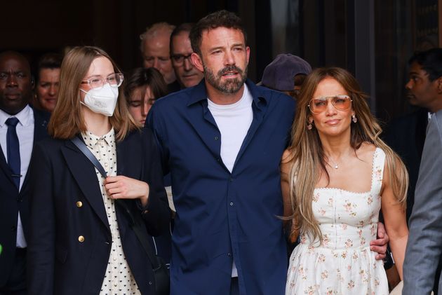 Violet Affleck, Ben Affleck et Jennifer Lopez quittent leur hôtel le samedi 23 juillet à Paris.