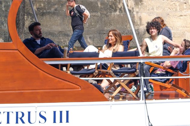 Jennifer Lopez et Ben Affleck sur le Petrus III accompagnés de leurs enfants, le samedi 23 juillet 2022.