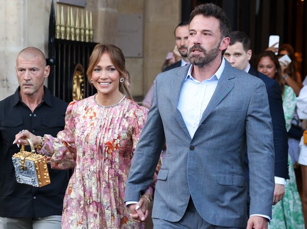 Jennifer Lopez et Ben Affleck quittent l'Hôtel de Crillon le samedi 23 juillet 2022.