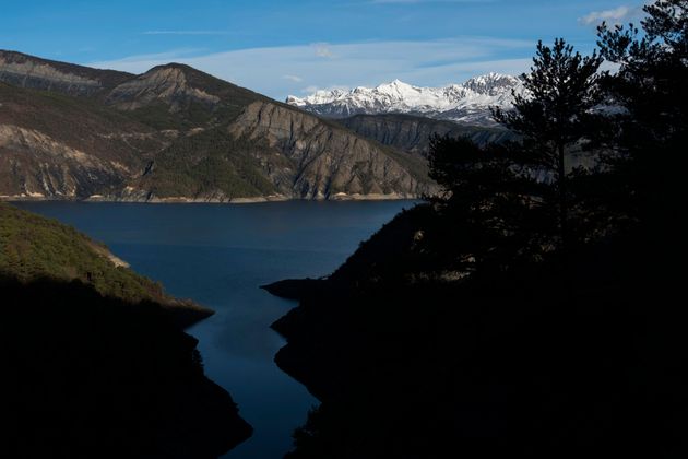 Cette photo prise le 24 décembre 2018 à La Breole montre le lac artificiel de Serre-Ponçon, l'un des plus grands d'Europe, dans les Alpes françaises.