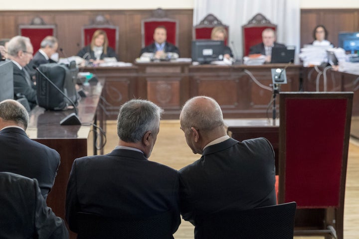 Chaves (d) y Griñán (i) durante el juicio en Sevilla.