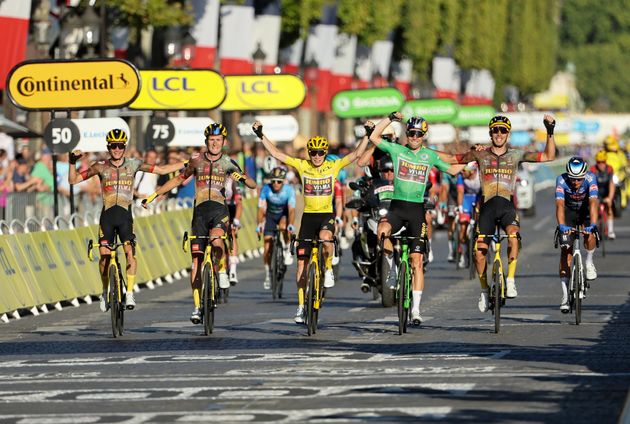 La célébration des Jumbo Visma menées par le maillot jaune Jonas Vingegaard sur les Champs Élysées le dimanche 24 juillet à Paris.